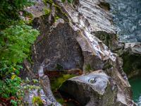 Auswaschung im Fels am Ufer des Wildbaches